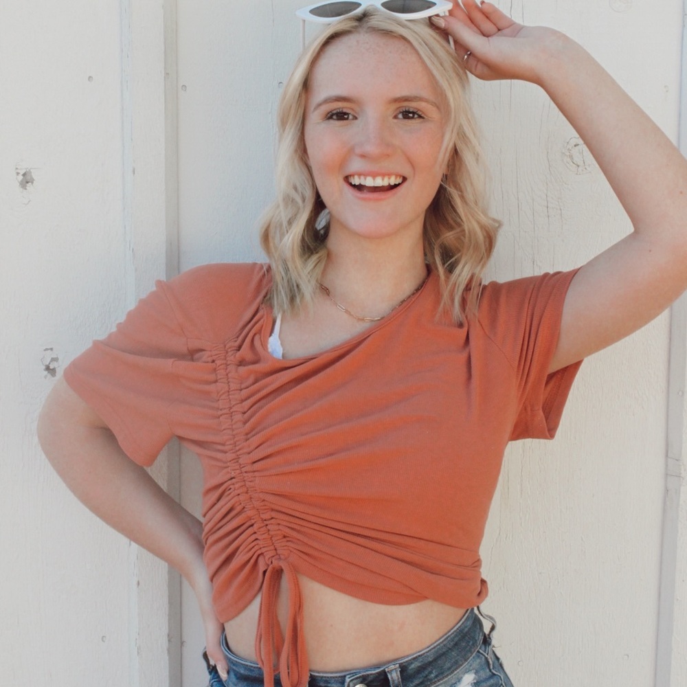 BOUTIQUE RIBBED CINCHED TOP